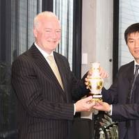 Chinese Delegate Presents Gift to AMSA Head: Photo credit AMSA