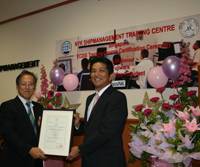 ClassNK Executive Vice President Koichi Fujiwara (L) presents NYKSM CEO Tomoyuki Koyama (R) with certificate.