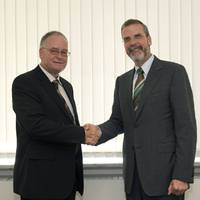 Close cooperation: Volker Heuer (right), CEO of Tognum AG, and Hans Thomas Hug (left), President of the Board of Directors of Hug Engineeering AG, agreed on the formation of a joint venture between the two companies to drive forward development in the field of exhaust aftertreatment.