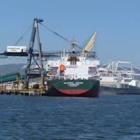 Containership at dock in port of Oakland (Katharine Sweeney)