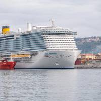 Costa Smeralda loads LNG fuel from the bunkering vessel Coral Methane in the port of La Spezia. (Photo: Costa Cruises)
