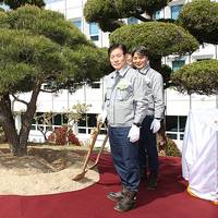 Daewoo Shipbuilding & Marine Engineering CEO Park Doo-seon (front right) and Marangas site manager Panos Nikolaidis (front left) are attending a ceremony to commemorate the late John Angelicoussis.