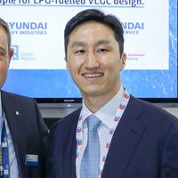 David Barrow, LR Commercial Director – Marine & Offshore presenting the AiP to Kisun Chung, Deputy COO in Group Ship/Offshore Marketing of HHI and CEO in Hyundai Global Service at Gastech (Photo: LR)