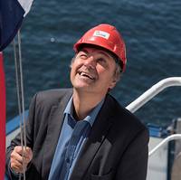 Director General of Shipping and Navigation, Olav Akselsen, hoisting the Norwegian flag during a flag change ceremony (Photo: Helga Maria Sulen Sund/Sjøfartsdirektoratet)