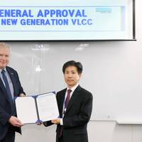 DNV GL Regional Manager for Korea & Japan, Vidar Dolonen, presents the GASA certificate to Seung Ho Jeon, Executive Vice President of HHI, in Seoul. (Photo: DNV GL)