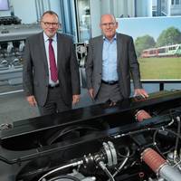 Dr Ulrich Dohle (left), CEO of Rolls-Royce Power Systems, talks to Winfried Hermann, Minister of Transport in Baden-Württemberg, about eco-friendly drive concepts for rail transport.  (Photo: Rolls-Royce)