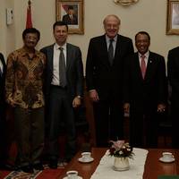 Eni’s CEO Paolo Scaroni (center) meets the Indonesian Minister of Energy Jero Wacik (to his left). Photo: Eni