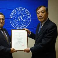 Executive Vice President Koichi Fujiwara (left) with President of Iino Marine Service Co., Ltd Capt. Shigeru Nemoto (right)
