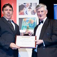 Expro’s Australia HSEQC adviser, Terry Haines, left, receives the Safe Way Achiever Award at an IFAP celebratory dinner. (Photo courtesy Pennebaker | fifth Ring)