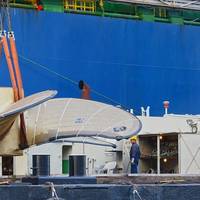 Floating crane âHHLA IVâ loads worldsâs biggest ship propeller onto a vessel. Photo: HHLA / Dietmar Hasenpusch