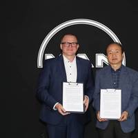 (From left) Bjarne Foldager – Senior Vice President, Head of Two-Stroke Business at MAN Energy Solutions and Yong Lae Shim, Vice President of SHI Ship and Offshore Research Institute (Photo: MAN ES)