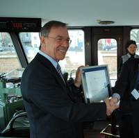 From left to right: Robert Baack (IMPERIAL Shipping Holding GmbH, COO) receives an official Green Award plaque from Jan Fransen (Green Award Foundation, Managing director)