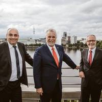From left to right: Rolf Habben Jansen, CEO of Hapag-Lloyd; Philippe Couillard, Premierminister von Quebec; Anthony J. Firmin, COO of Hapag-Lloyd. Photo: Hapag-Lloyd