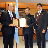 Gopal Krishna, Secretary to the Government of India, Ministry of Shipping and Amitabh Kumar, India's Director General of Shipping, deposited the instrument of accession to the Hong Kong Convention with IMO Secretary-General Kitack Lim yesterday (28 November) during the thirty-first session of the IMO Assembly. Photo: IMO