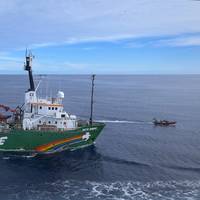 Greenpeace ship Arctic Sunrise protests oil prospecting in the Canary Islands (Photo: CopterClouds/ Greenpeace)
