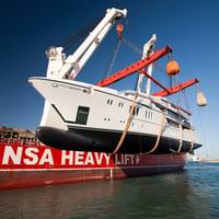 HHL Valparaiso lifting the 900 metric ton and 63.1 meter long megayacht M/Y Irimari into the sea (Photo: HANSA HEAVY LIFT)