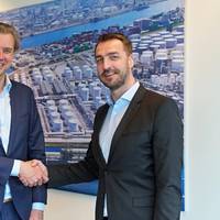Matthijs van Doorn, Vice-President Commercial Port of Rotterdam (on the left) und Steffen Bauer, CEO HGK Shipping (Photo: Port of Rotterdam)