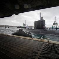 Virginia-class fast-attack submarine USS Hawaii (SSN 776) prepares to moor at HMAS Stirling, Western Australia, Australia, as part of a scheduled port visit before performing a submarine tendered maintenance period (STMP) with the submarine tender USS Emory S. Land (AS 39), Aug. 22. (Photo: Victoria Mejicanos / U.S. Navy)