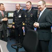 In the newly opened Atlas World, Atlas Managing Director Kai Horten presents the wide-ranging products and capabilities of Atlas Elektonik to the Director of Naval Armaments and Logistics, Captain Werner Lüders, Rear Admiral Karl-Wilhelm Ohlms and Bremen’s Senator for Economic Affairs and Ports, Ralf Nagel (left to right).
