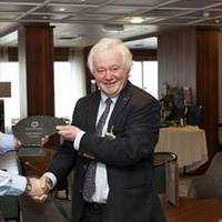 John Parton (Cruise Director, Saga Pearl 2“) and Hans-Werner Tovar (City President Kiel)