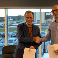 Jon Rysst (L), Senior Vice President and Business Development Leader of DNV GL along with Børge Nova, CEO of Høglund Marine Solutions (R) (Photo: DNV GL) 