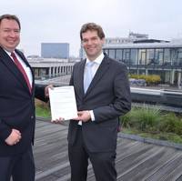 Jörg Lampe (Right), Senior Project Engineer Risk & Safety and Systems Engineering at DNV GL, presented the award to Jürgen Kudritzki (Left), Technical Director at E.R. Schiffahrt, in Hamburg.