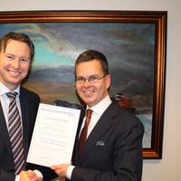 Knut Ărbeck-Nilssen, CEO of DNV GL â Maritime (left) with Mikki Koskinen, Managing Director of ESL Shipping Limited. Courtesy DNV GL