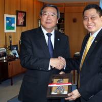 Koji Sekimizu (left) with Ignasius Jonan (Photo: IMO)