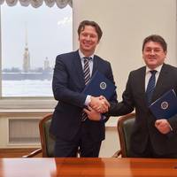 Konstantin Palnikov, Director General of the Russian Maritime Register of Shipping (right), signed the framework agreement with Knut Ărbeck-Nilssen, CEO DNV GL â Maritime