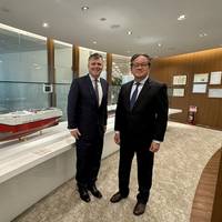 (Left) Ben Palmer, President, Inmarsat Maritime, and Yukikazu Myochin, President & CEO, “K” LINE. Image courtesy Inmarsat