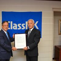 Left: ClassNK Executive Vice President Mr. Koichi Fujiwara Right: Iino Marine Service President Hisahiro Oshima (Photo: ClassNK)