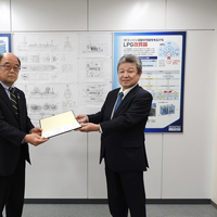 Left: Daihatsu Diesel President Shigeki Kinoshita
Right: ClassNK Senior Executive Vice President Toshiyuki Shigemi
 (Photo: ClassNK) 