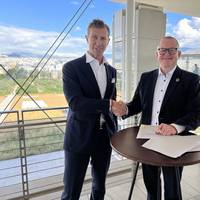 Left to right: Noah Silberschmidt, Founder & CEO, Silverstream Technologies, with Bjarne Foldager, Head of Two-Stroke Business, MAN Energy Solutions (Photo: Silverstream Technologies)
