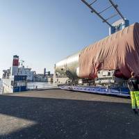 Loading of the 200th shipset A320 FAL at the Airbus quay in Finkenwerder (Photo: Airbus/Christian Brinkmann)