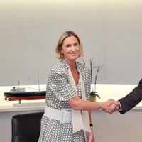 Maria Angelicoussis and Roger Holm at the agreement signing ceremony. © Wärtsilä Corporation
