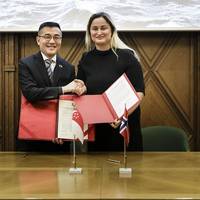 Maritime and Port Authority of Singapore Chief Executive, Andrew Tan, and Norway State Secretary, Ms Dilek Ayahn, at the Joint Statement Signing Ceremony. Photo courtesy of Norwegian Shipowners' Association. Photo MPA