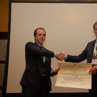 Mr. Verschelde (left) receives the IADC Award for the best paper by a Young Author from IADC’s Secretary General René Kolman.