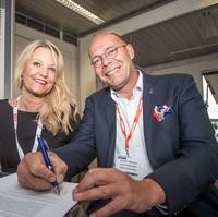 On the contract signing photo from left to right: Lara Griffin (General manager, Fendercare), Walter Treffers (AKF managing director)