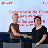 Pamela Skaufel, of Exxon Mobil, and Niurka Sancho, of Cepsa, during the signing of the agreement renewal. Photo: Cepsa