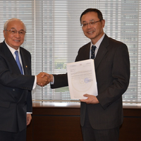 Paraguayan Ambassador to Japan Naoyuki Toyotoshi (left) presents MOL President Koichi Muto with a letter of thanks for the company’s transport of used wheelchairs for disabled children in Paraguay.
