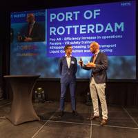 Photo: Port Authority CFO Paul Smits tells presenter Mare Straetmans (Managing Director of PortXL) and the audience at the Shakedown event which start-ups the Port of Rotterdam Authority will be working together with. Photo: Marc Nolte