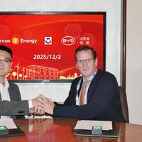 Picture from the MoU signing ceremony held in Shanghai during Marintec China. To the left: Tom Wang, Sales Director BYD Energy Storage and to the right: Ole Jacob Irgens, Regional Director EMEA and Asia, Corvus Energy. © BYD