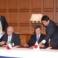Pier Luigi Foschi, Chairman & CEO of Costa Crociere, (center) and Hisashi Hara, Director, Executive Vice President and General Manager of Shipbuilding & Ocean Development business of MHI (second from right) sign the contract in 2011.