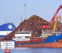 Port handles ship öoad of gritting salt