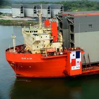 Rolling gates arrival Panama Canal: Photo ACP