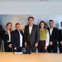 Rutger Blaauw (ex-Managing Director Damen Services), Bart Kaal (Managing Director Damen Services), Lennart Kranenburg (Corporate Development Manager, Damen Maritime Ventures), Tina Langford (Co-director I.M.E), Paul Langford (Managing Director I.M.E), Arnout Damen (CEO Damen Shipyards Group), Anne-Carline van Lankeren (Corporate Legal Counsel), Davoud Hatami (Legal Counsel), Edwin van der Poel (Director Damen Services UK). © Damen Services