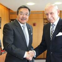 Sekimizu (left) and Swing pledged to work together on a number of specific actions, including the establishment of an inter-agency platform for information sharing on unsafe mixed migration by sea and the dissemination of information material on the dangers of such migration, in collaboration with other interested agencies. (Photo: IMO)