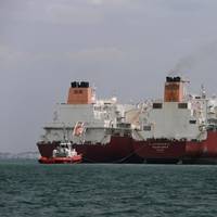 Ship to ship LNG transfer: Photo courtesy of Qatargas