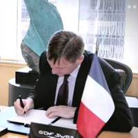 Signing ceremony: Image courtesy of GDF Suez