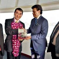 SLPA Chairman Dr. Parakrama Dissanayake presenting a token of goodwill to Minister of Foreign Affairs of Japan Taro Kono while also seen are Ambassador of Japan Kenichi Suganuma and SLPA Vice Chairman P.G. Dasanayake. Photo: Sri Lanka Ports Authority